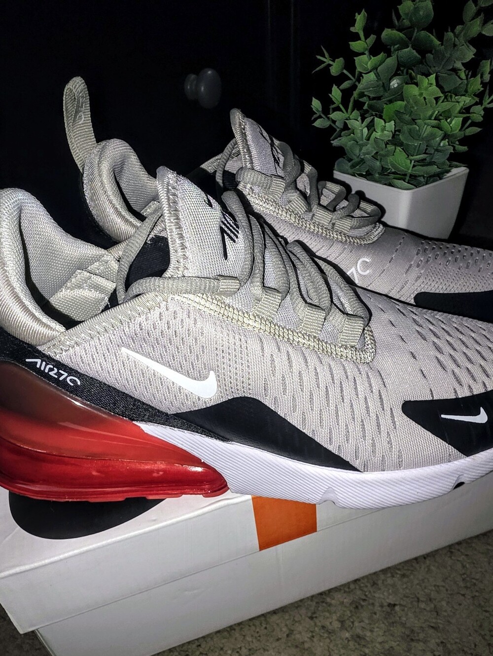 Brand NEW Nike Airmax 270 Sneakers